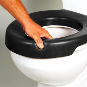 Elevador de WC blando Black colocado sobre inodoro