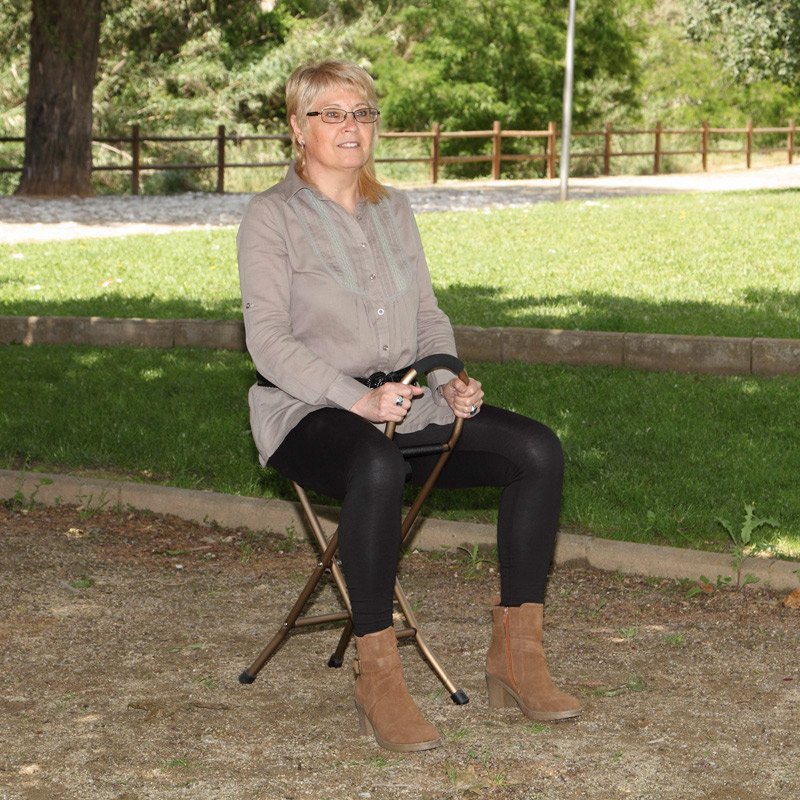 Bastón con asiento 4 patas Mujer sentada usando bastón con asiento de 4 patas