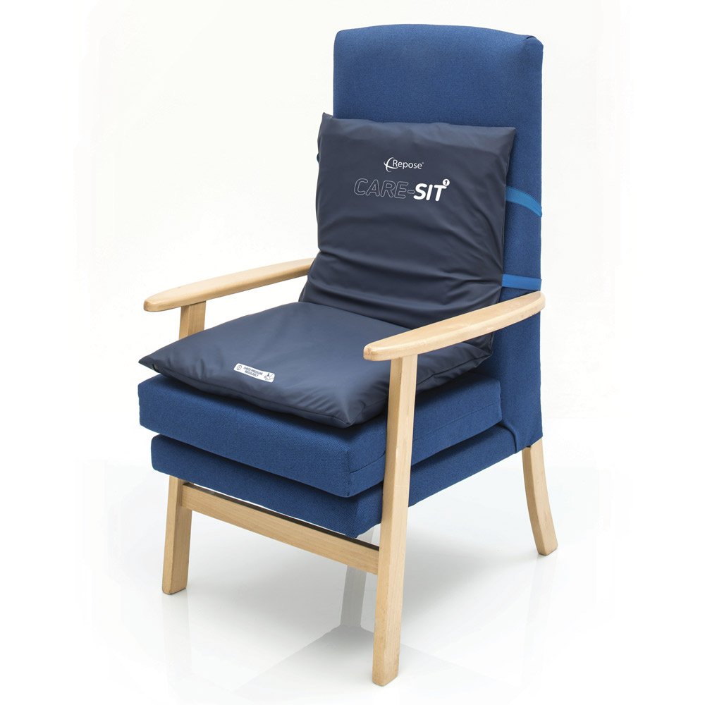 Cojín antiescaras Repose Care-Sit Cojín antiescaras Repose Care-Sit sobre sillón de madera