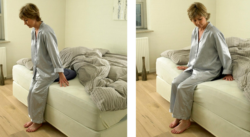 Disco giratorio Easyturn Mujer usando disco giratorio para acostarse en cama