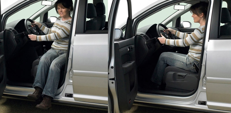 Disco giratorio Easyturn Mujer usando disco giratorio en el coche