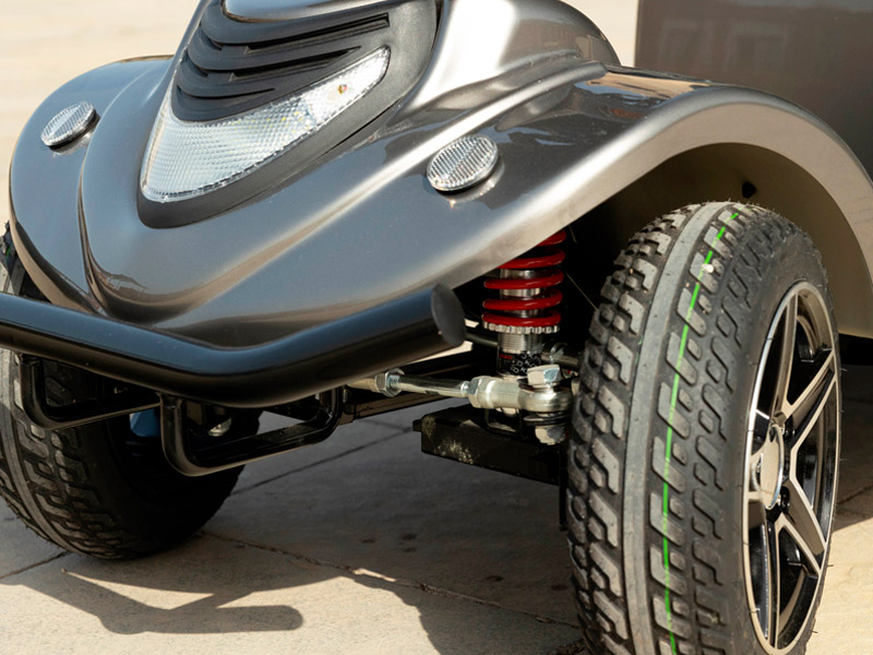 Scooter Pegasus Detalle de las ruedas delanteras con amortiguadores del scooter PEGASUS