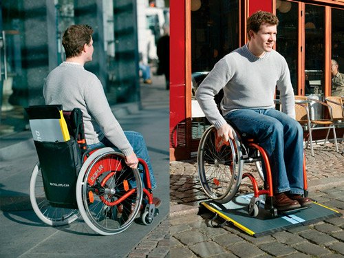 Rampas ultraligeras Lite Usuario en silla de ruedas utilizando rampa Lite en acceso a local