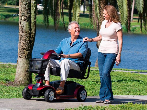 Hombre paseando con scooter eléctrico Victory Lux