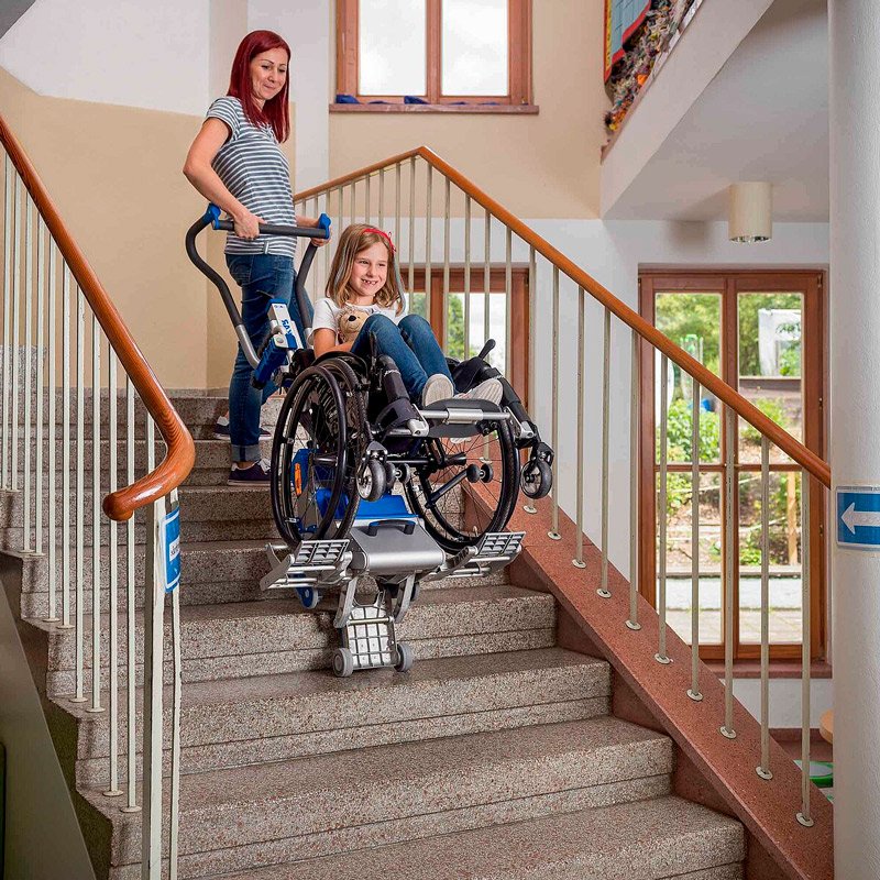 Salva escaleras Liftkar 2 Salvaescaleras Liftkar 2 subiendo escaleras en el interior de una vivienda