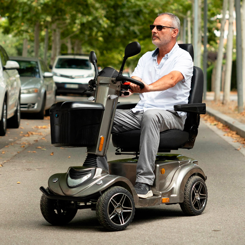 Scooter Pegasus Hombre conduciendo el scooter PEGASUS por ciudad