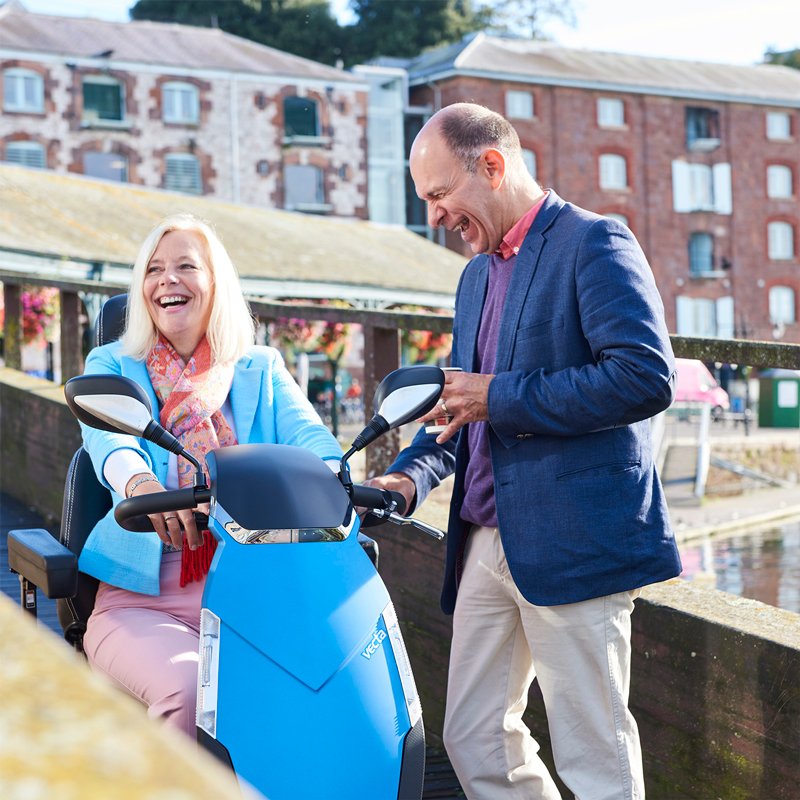 Scooter Vecta Sport Mujer y hombre disfrutando del scooter eléctrico Vecta Sport