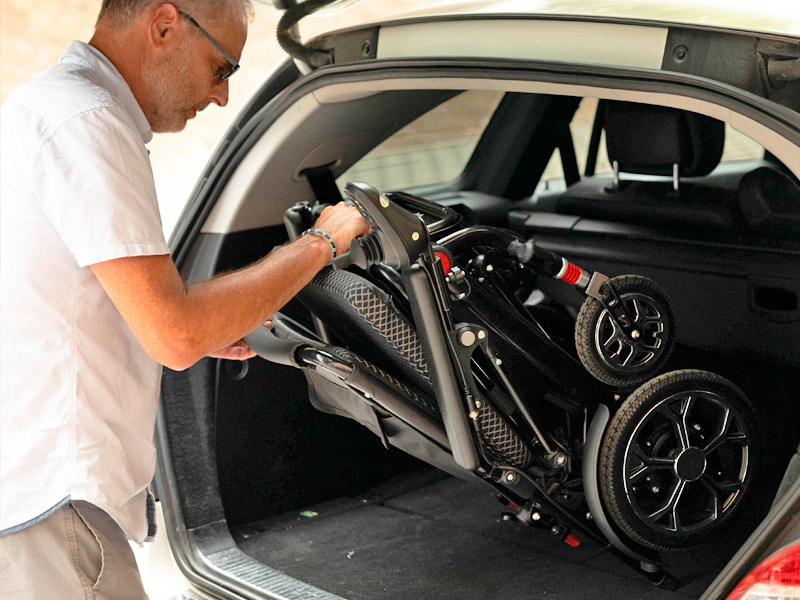 Silla eléctrica super ligera R650 Silla eléctrica R650 plegada entrando en maletero