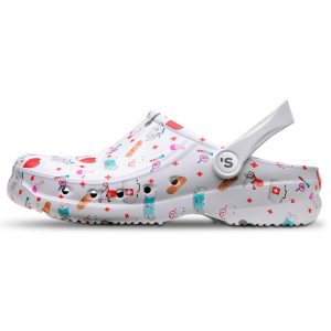 Zueco sanitario con estampado de material médico y correa abatible