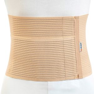 Banda elástica abdominal modelo BE-240 colocada sobre camiseta blanca