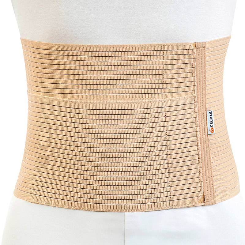 Banda elástica abdominal Banda elástica abdominal modelo BE-240 colocada sobre camiseta blanca