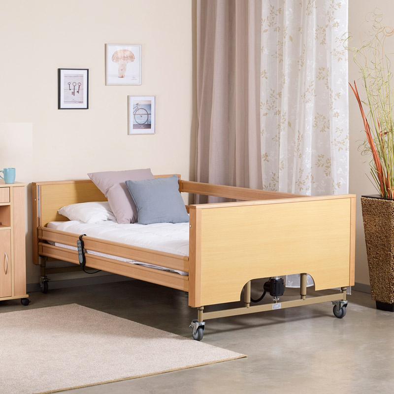 Cama elevadora bariátrica Norma 120 Cama bariátrica Norma 120 montada con colchón y almohadas en dormitorio
