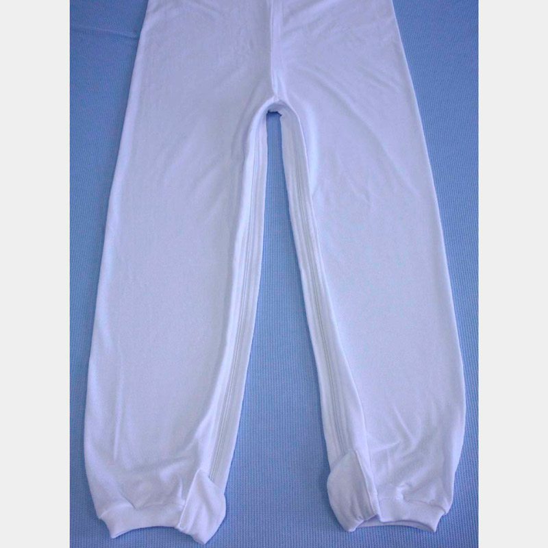 Pijama largo con doble cremallera Detalle de la cremallera oculta entre las piernas
