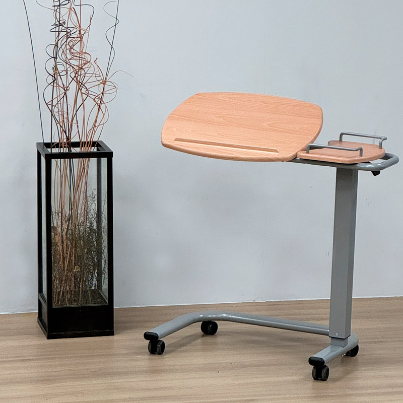 Mesa auxiliar doble plano Vista ambiente de la mesa auxiliar doble plano en color haya
