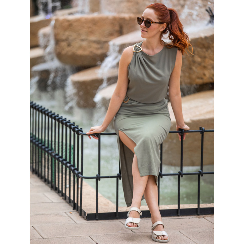 Sandalias ortopédicas mujer 20715 Mujer con vestido verde y sandalias ortopédicas de velcro
