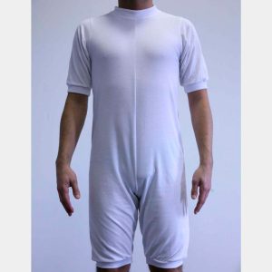 Vista frontal del pijama corto con cremallera trasera