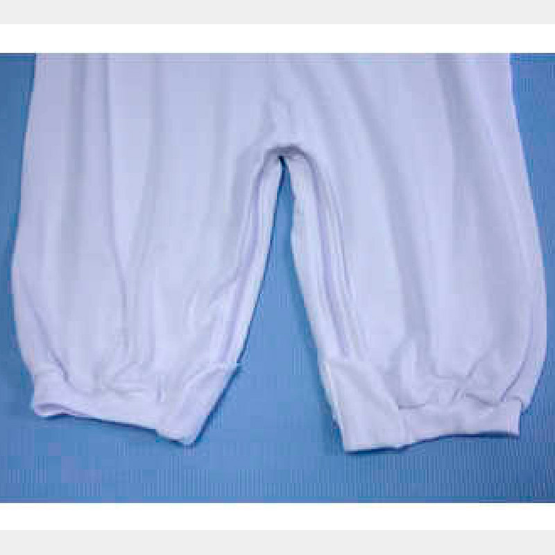 Pijama corto con doble cremallera Detalle cremallera en entrepierna del pijama antipañal