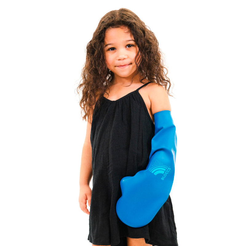 Cubre escayola para brazo Niña usando protector de escayola para brazo