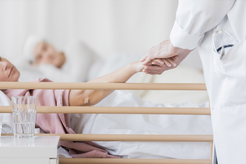 ¿Qué son las escaras o úlceras por presión? Paciente encamada en hospital atendida por profesional sanitario