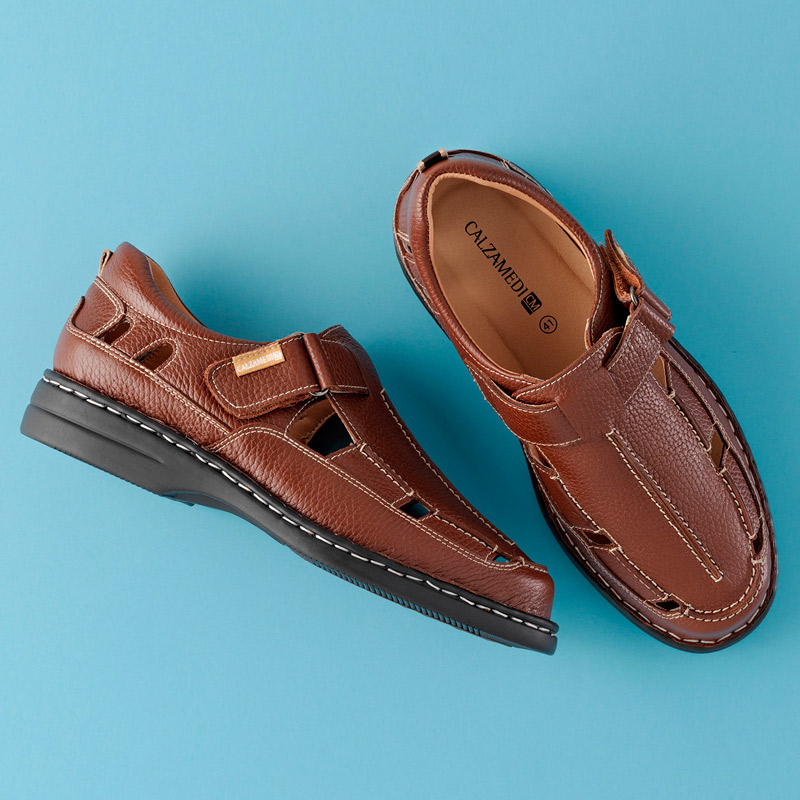 Sandalias con hebilla y velcro 2116 Par de sandalias ortopédicas cerradas color marrón sobre fondo azul