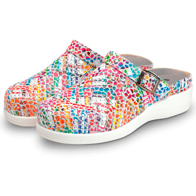 Zuecos de trabajo para mujer 21019 Zueco multicolor para mujer visto de perfil con hebilla ajustable