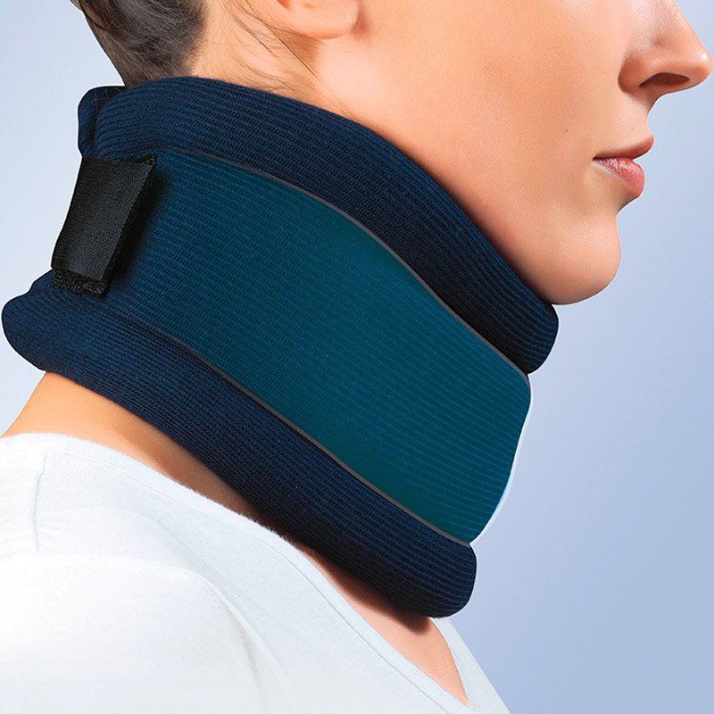 Collarín semirrígido con refuerzo Collarín semirrígido con refuerzo de polietileno para soporte cervical