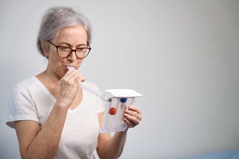 Incentivadores respiratorios: qué son y para qué sirven Mujer realizando ejercicios con el incentivador respiratorio Triflo II de flujo