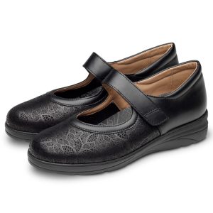 Merceditas ortopédicas negras con grabado elegante y cierre de velcro