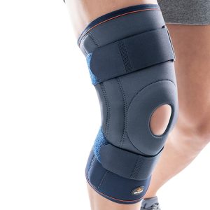 Rodillera ortopédica de neopreno con rótula abierta, cinchas y articulaciones policéntricas