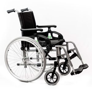 Perspectiva de la silla de ruedas Dromos ligera con reposapiés ajustables