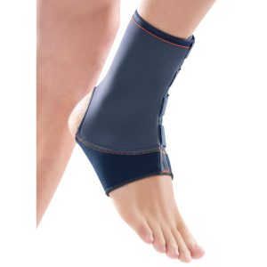 Tobillera de neopreno abierta con orificio para el talón y cierre proximal de velcro