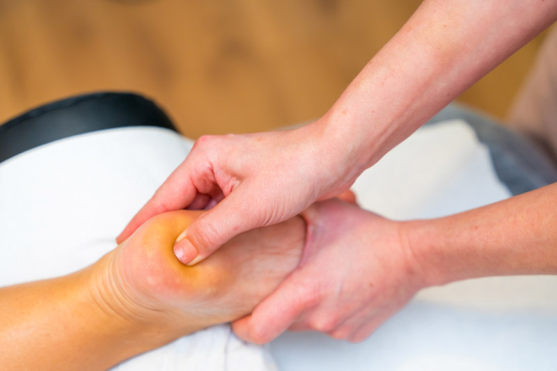 Espolón calcáneo: qué es, síntomas y tratamientos recomendados Masaje en el talón del pie con inflamación visible por espolón