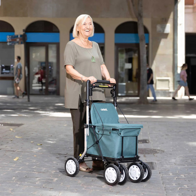 Andador rollator Comfort Assist Mujer usando el andador Comfort Assist en la calle