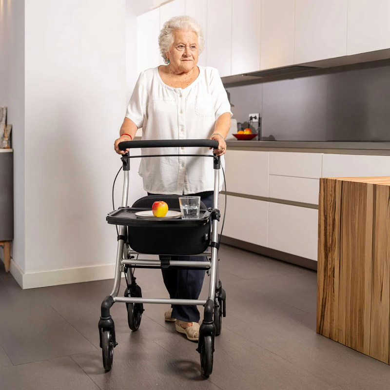 Andador rollator Lett Walk Mujer paseando dentro de casa con el andador Lett Walk y bandeja