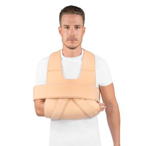 Cabestrillo inmovilizador reforzado para hombro color beige colocado en un hombre