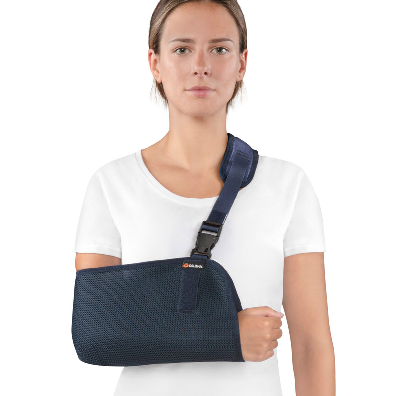 Cabestrillo transpirable Mujer ajustando cabestrillo transpirable para brazo y hombro