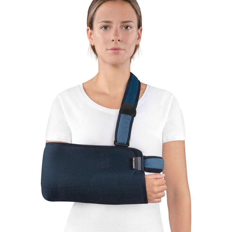 Cabestrillo transpirable con cinchas foam Mujer ajustando cabestrillo transpirable con cinchas foam