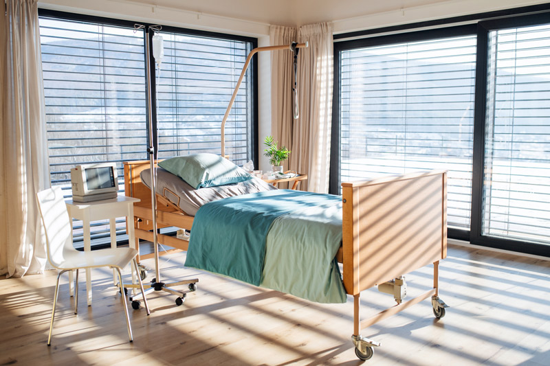 ¿Qué es una cama hospitalaria? Cama de hospital con sistema de elevación en columnas y barandillas laterales