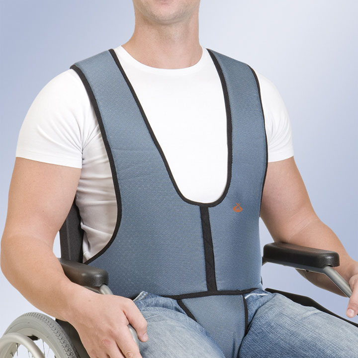 Chaleco de sujeción con pieza perineal Chaleco de sujeción con pieza perineal colocado en silla de ruedas