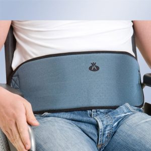 Cinturón abdominal de sujeción con hebillas colocado en silla