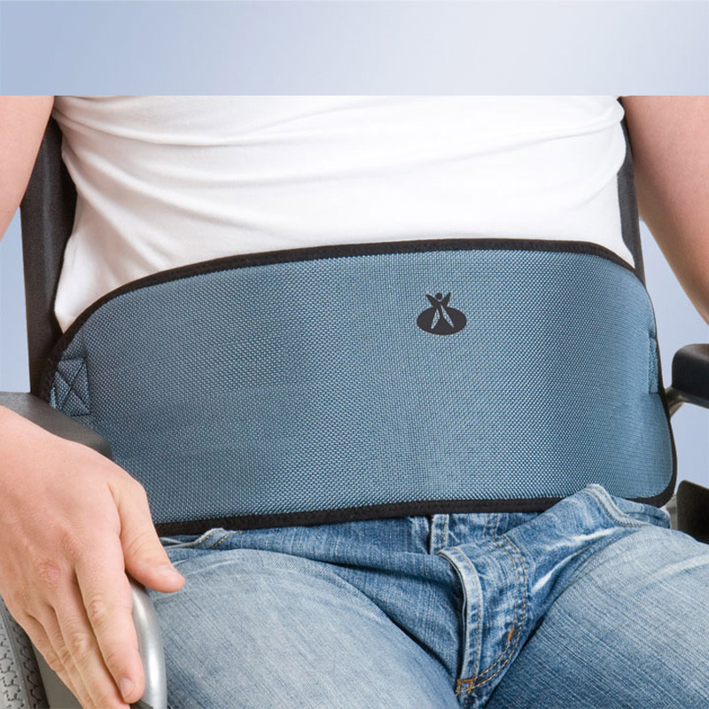 Cinturón de sujeción abdominal con hebillas Cinturón abdominal de sujeción con hebillas colocado en silla