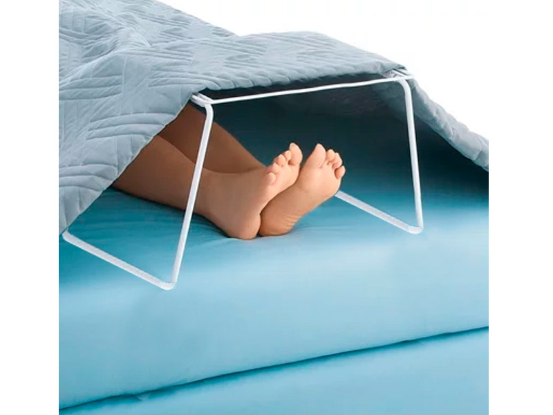 Pies protegidos bajo arco de cama con sábanas elevadas