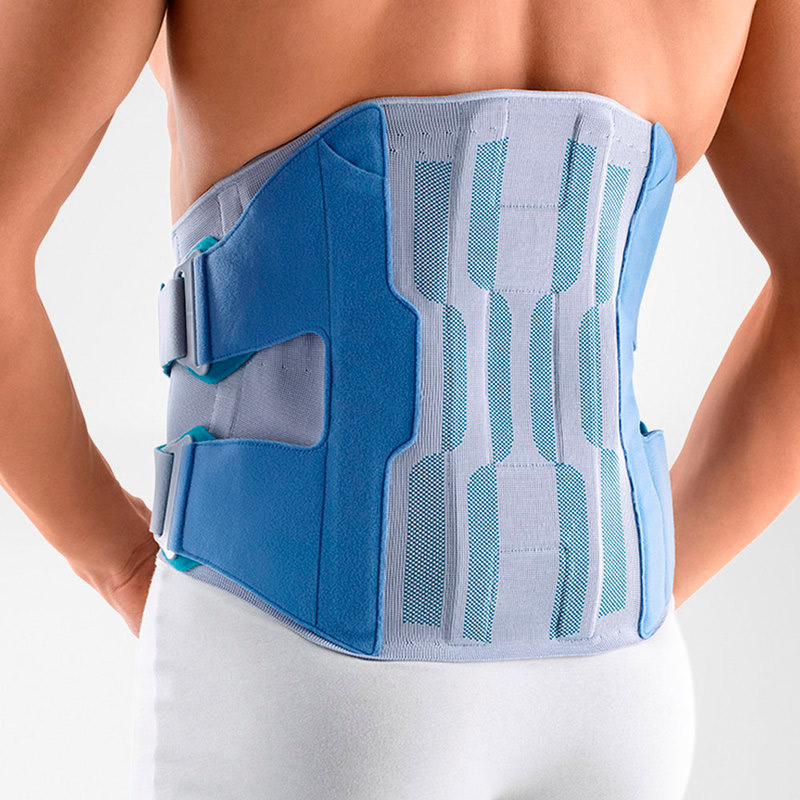 Faja lumbar Secutec Dorso Persona de espaldas llevando la ortesis SecuTec Dorso ajustada con cierres de velcro