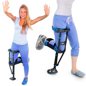 Mujer caminando con muleta de pierna iWALK 3.0
