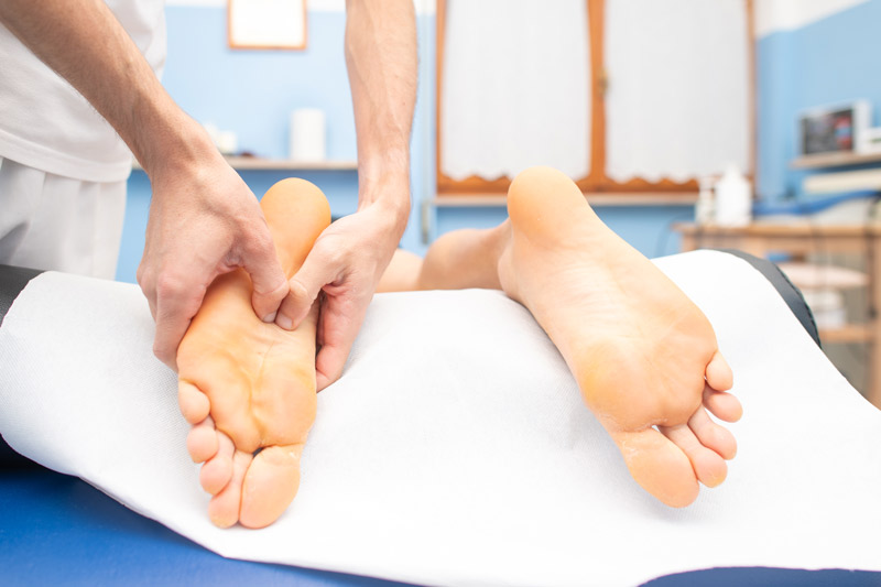 Metatarsalgia: causas, síntomas y tratamiento Fisioterapeuta realizando masaje en el metatarso para reducir el dolor