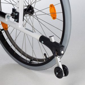 Accesorio antivuelco para silla de ruedas manual