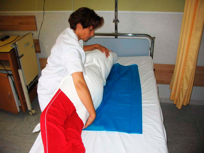 Sábana multideslizante HyperGlidetoo Movilización de paciente con sábana multideslizante HyperGlideToo en cama hospitalaria