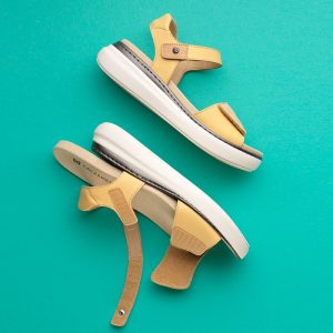 Vista superior de sandalias mujer 0812 color mostaza con cierre de velcro