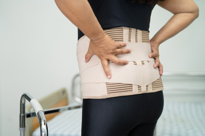 Dolor en las lumbares: causas, síntomas y alivio seguro Mujer con dolor en la parte baja de la espalda, con la mano sobre la zona lumbar
