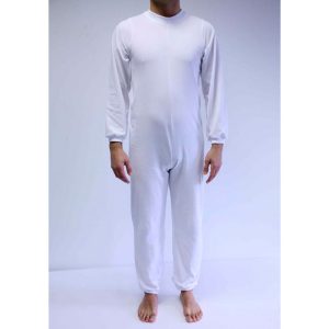 Vista frontal de pijama largo antipañal con cremallera interior en las piernas